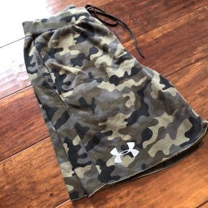 LIKE NEW UNDER ARMOUR SWEATPANTS SHORTS